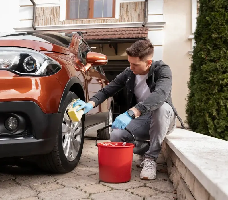 Lavage auto à domicile Fontès : professionnel intervenant sur un véhicule